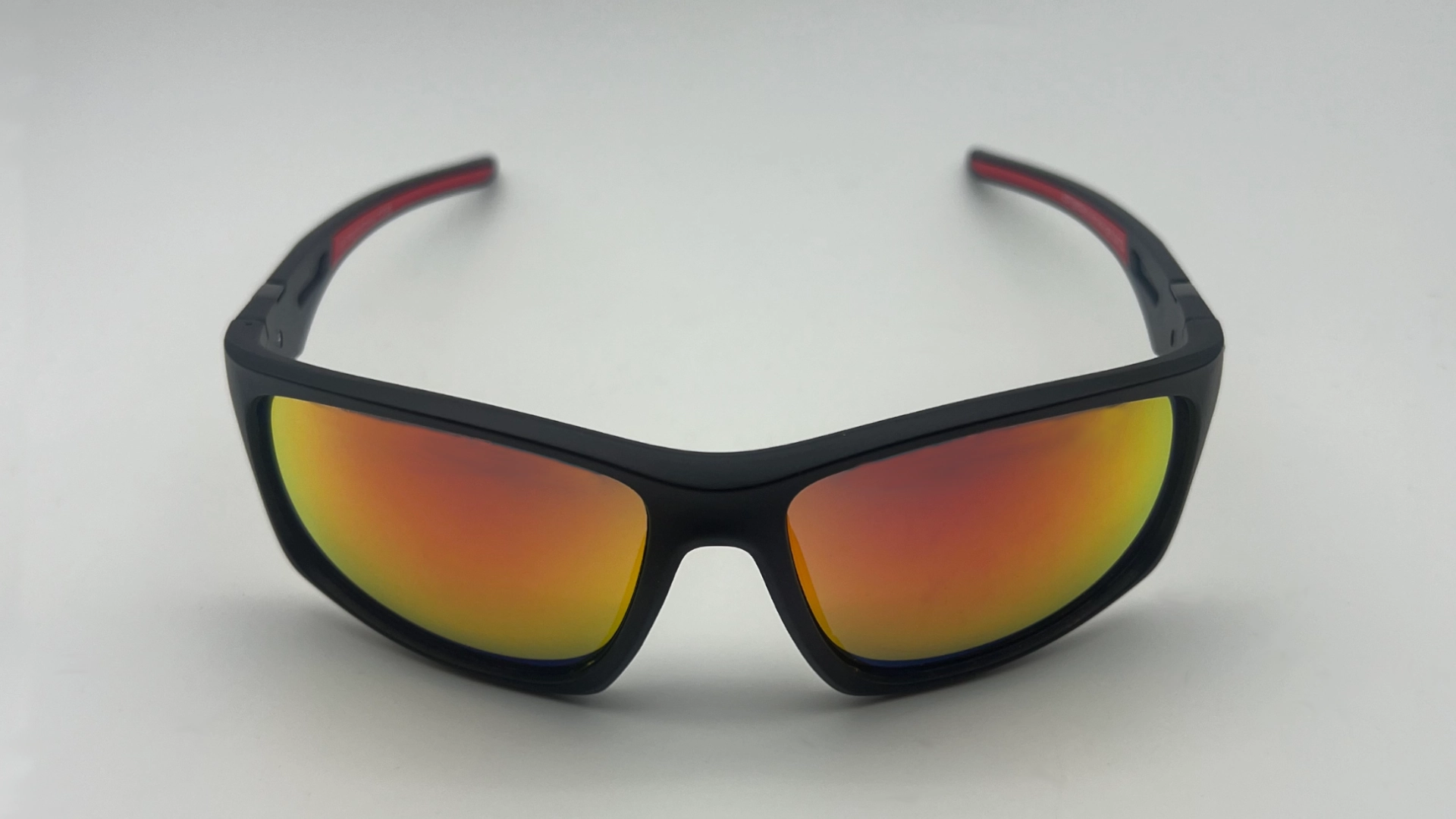 Lunettes Surf Noir Rouge - Face Lunettes de soleil surf noir rouge verres rouge miroir polarisés vue face