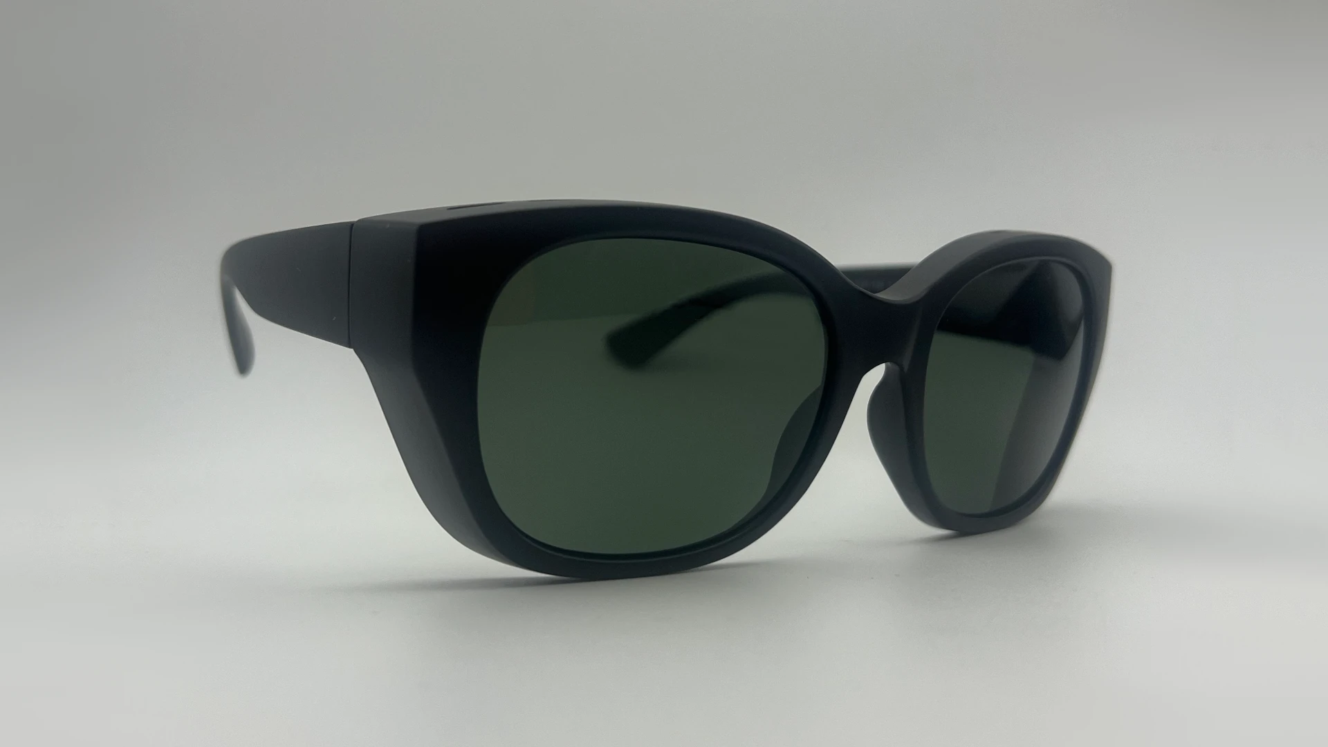Sur-Lunettes Noir Verts - Angle Sur-lunettes de soleil noir verres verts polarisés vue angle