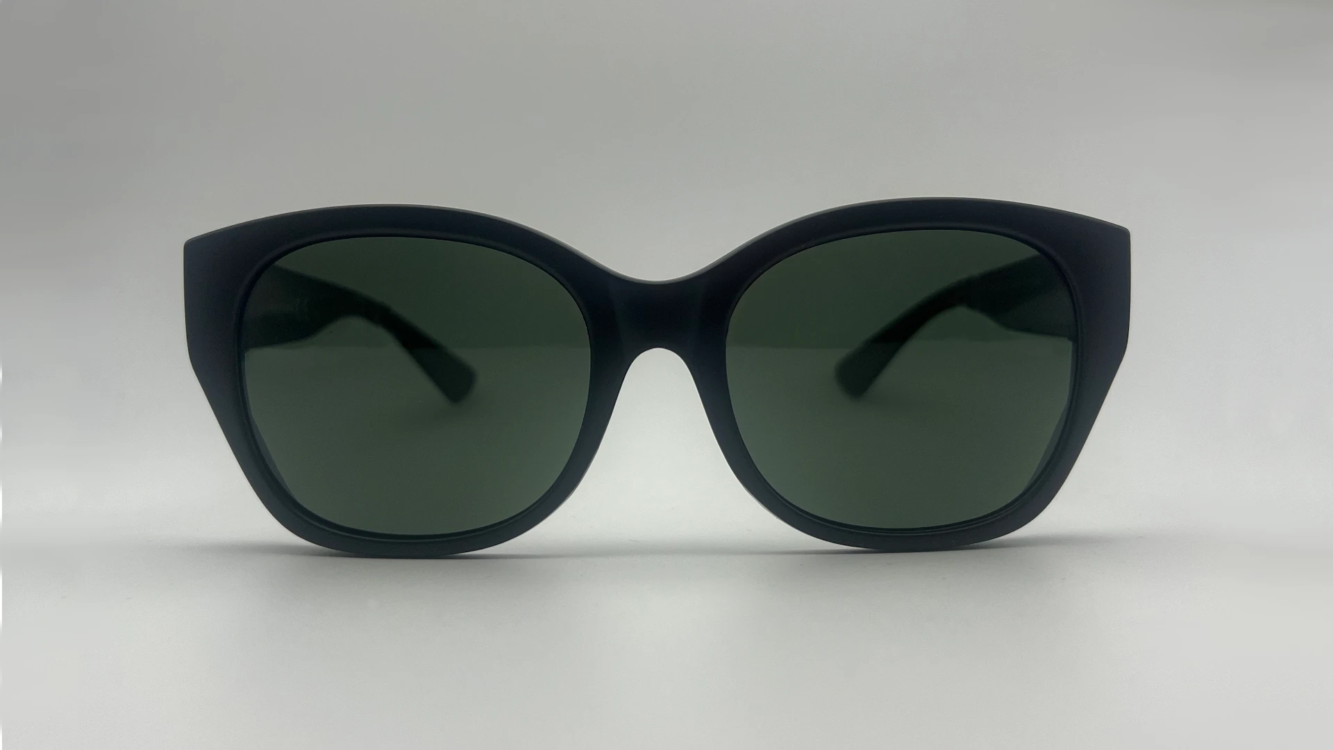 Sur-Lunettes Noir Verts - Face Sur-lunettes de soleil noir verres verts polarisés vue face